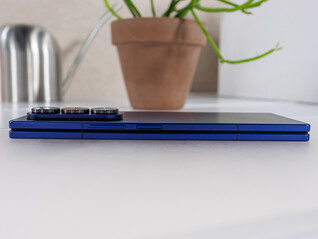 De Galaxy Z Fold7 is een van de dunste opvouwbare smartphones ter wereld, opgevouwen (Afbeelding bron: Notebookcheck)