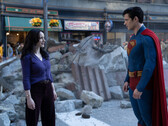 Lois Lane en Superman pauzeren tussen het puin van Metropolis (afbeeldingsbron: Warner Bros. Pictures / Jessica Miglio via Batman News)
