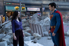 Lois Lane en Superman pauzeren tussen het puin van Metropolis (afbeeldingsbron: Warner Bros. Pictures / Jessica Miglio via Batman News)