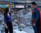 Lois Lane en Superman pauzeren tussen het puin van Metropolis (afbeeldingsbron: Warner Bros. Pictures / Jessica Miglio via Batman News)