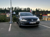 Elektrische VW bij een Tesla Supercharger station in Europa (afbeelding: OfficialQzf/Reddit)