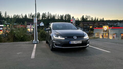 Elektrische VW bij een Tesla Supercharger station in Europa (afbeelding: OfficialQzf/Reddit)