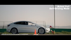 Super Bowl-aanvalreclame met een Model 3 die amok maakt (afbeelding: Dawn Project/YouTube)