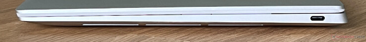 Rechts: USB-C 4.0 met Thunderbolt 4 (40 GBit/s, DisplayPort ALT-modus 2.1, Power Delivery)