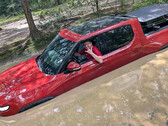 De Rivian R1T waadt in diep water (Foto bron: Il Babbuino/X)