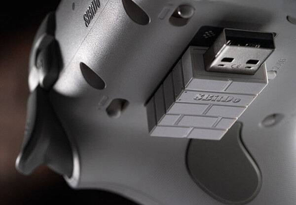 De 2,4GHz-adapter wordt magnetisch bevestigd aan de onderkant van de Ultimate 3C+ draadloze controller.