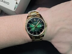 Het nieuwste betaalbare dresswatch van Casio combineert een stralend groene wijzerplaat met een geribbelde lunette