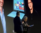 Huang neemt de Surface RT in ontvangst: Daarachter staat een foto van de presentatie uit 2012.