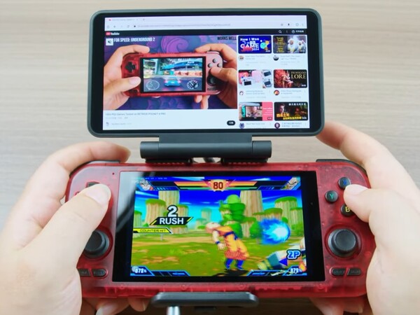 Een still uit een video die de Dual Screen Add-on in gebruik toont met een Retroid Pocket 4 Pro. (Afbeeldingsbron: Retroid)