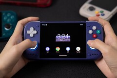 De Retroid Pocket Nova is een handheld met Android-besturingssysteem.
