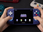 De Retroid Pocket Nova is een handheld met Android-besturingssysteem.