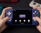 De Retroid Pocket Nova is een handheld met Android-besturingssysteem.