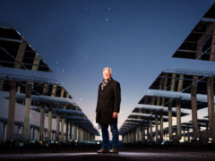 (Op de foto: wetenschapper John Sandusky te midden van heliostaten in de National Solar Thermal Test Facility (New Mexico). (Afbeeldingsbron: Craig Fritz)