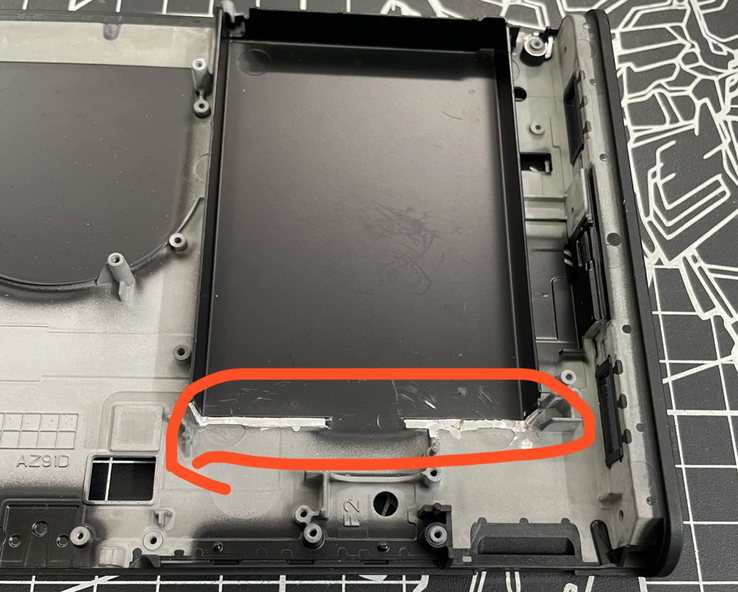 Het gedeelte dat op een Switch 2 moet worden weggesneden om plaats te maken voor de nieuwe batterij