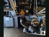 Een klodder filament op de spuitmond van een Bambu Lab 3D-printer
