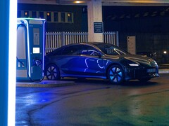 Een Hyundai EV laadt op bij een modern laadstation (Afbeelding bron: Yrka Pictured via Unsplash; bijgesneden)