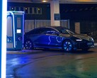Een Hyundai EV laadt op bij een modern laadstation (Afbeelding bron: Yrka Pictured via Unsplash; bijgesneden)