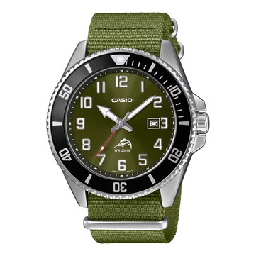 Casio Duro MDV106C-3AV duikhorloge met een olijfgroene wijzerplaat met sunray-afwerking, opvallende Arabische cijfers, zwarte lunette, roestvrijstalen kast en bijpassende groene stoffen band.