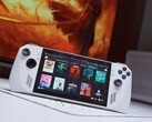 Gemodificeerde Asus ROG Ally met een 90Wh batterij en aangepaste 3D-geprinte achterplaat, waarop SteamOS draait en een bibliotheek met AAA- en indiegames wordt getoond op het startscherm. (Afbeeldingsbron: Miner TechTips / YouTube)