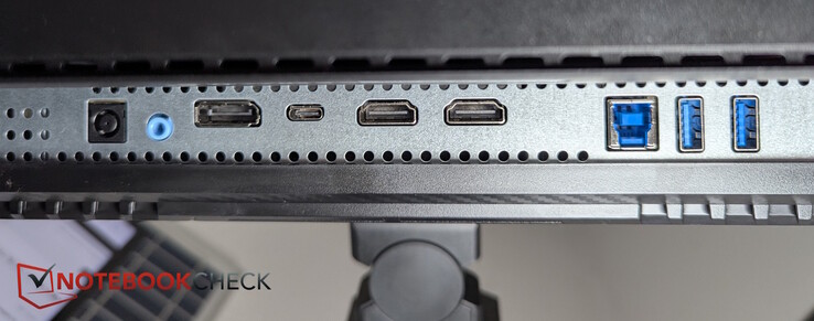 Van links naar rechts: AC, Audio Out, DisplayPort, USB-C, 2x HDMI, USB-B, 2x USB-A