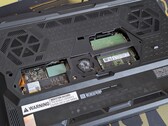 Raider 16 HX Max met onderste subpaneel verwijderd waarop de SODIMM- en SSD-sleuven zichtbaar zijn