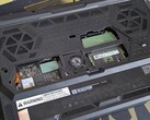 Raider 16 HX Max met onderste subpaneel verwijderd waarop de SODIMM- en SSD-sleuven zichtbaar zijn