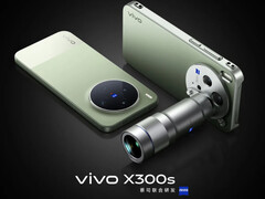 Een opname van de Vivo X300s met het officiële teleconverter accessoire eraan vast.