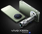 Een opname van de Vivo X300s met het officiële teleconverter accessoire eraan vast.