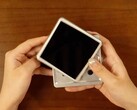 De nieuwste retro-handheld van Anbernic draait het scherm om de knoppen bloot te leggen.