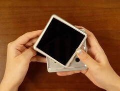 De nieuwste retro-handheld van Anbernic draait het scherm om de knoppen bloot te leggen.
