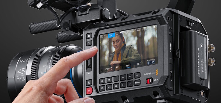 Het grote 4" 1.500 nits HDR-touchscreen en de aanpasbare functieknoppen maken de bediening en bewaking van de PYXIS 12K-camera eenvoudig. (Afb. bron: Blackmagic)