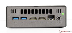 Achterkant: 2x USB 3.0, 2x HDMI, GBit LAN, netaansluiting