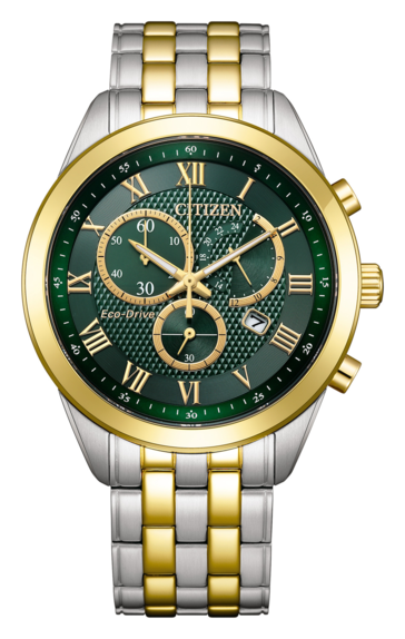 Citizen AT2604-56X Eco-Drive-chronograaf met een smaragdgroene wijzerplaat met structuur, een goudkleurige lunette en Romeinse cijfers, en een tweekleurige roestvrijstalen armband.
