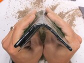 De Pixel Fold is niet geslaagd voor de tests van JerryRigEverything om dezelfde redenen als andere recente Pixel vlaggenschepen. (Afbeelding bron: JerryRigEverything via @sondesix)