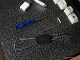 Keychron bevat een schroevendraaier, inbussleutel en een trekker voor toetsen en schakelaars. 