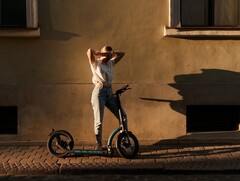 De SWAN opvouwbare elektrische scooter heeft grotere 16-inch wielen. (Afbeeldingsbron: SWAN)