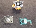 Nintendo Switch 2 Joy-Con teardown toont onderdelen van de analoge stick. (Afbeeldingsbron: moshi_yo op Reddit)