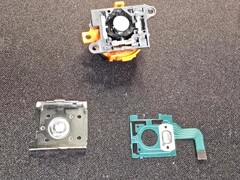 Nintendo Switch 2 Joy-Con teardown toont onderdelen van de analoge stick. (Afbeeldingsbron: moshi_yo op Reddit)