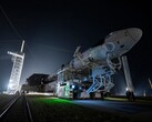 De Falcon 9 raket een SpaceX Dragon ruimtevaartuig voor de lancering op weg naar het lanceerplatform (Beeldbron: SpaceX)