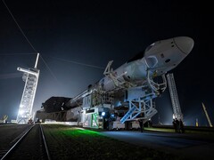 De Falcon 9 raket een SpaceX Dragon ruimtevaartuig voor de lancering op weg naar het lanceerplatform (Beeldbron: SpaceX)