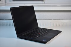 Maximale efficiëntie: Lenovo ThinkPad T14s Gen 6 laat zien waarom Lunar Lake de perfecte keuze is voor zakelijke laptops, op de foto: Lenovo ThinkPad T14s Gen 6 (afbeeldingsbron: Benjamin Herzig/Notebookcheck.com)