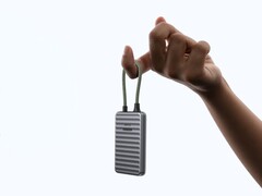 De Ugreen NeoDrive Go heeft het formaat van een kaart en is net zo licht als de AirPods Pro.