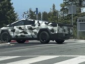 De uiteindelijke productieversie van de Cybertruck is gespot met een camo wrap, hoewel er toch al niet veel meer aan de verbeelding overblijft. (Foto bron: @ya78756632 op Twitter)