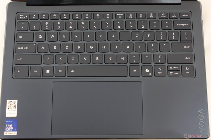 De toetslabels zijn nu gecentreerd voor een strakkere uitstraling. Verder zijn de typervaring en de grootte van de clickpad identiek aan die van de Yoga 9-in-1 G10 van vorig jaar