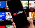 Smartphone met YouTube-app. (Afbeeldingsbron: noyb)