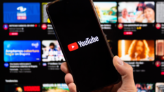 Smartphone met YouTube-app. (Afbeeldingsbron: noyb)