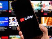 Smartphone met YouTube-app. (Afbeeldingsbron: noyb)