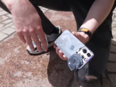 Een iPhone 15 Pro na een extreme valtest. (Bron: AppleTrack via YouTube)
