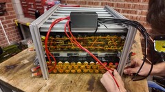 Een afbeelding van het batterijpak dat is opgebouwd uit batterijen van vapes (bron: Chris Doel, screenshot)