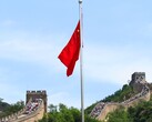 De Chinese vlag met de Chinese Muur op de achtergrond